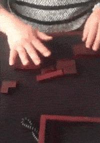 伴娘蹲角落里玩手机,伴娘躲在角落玩手机很漂亮