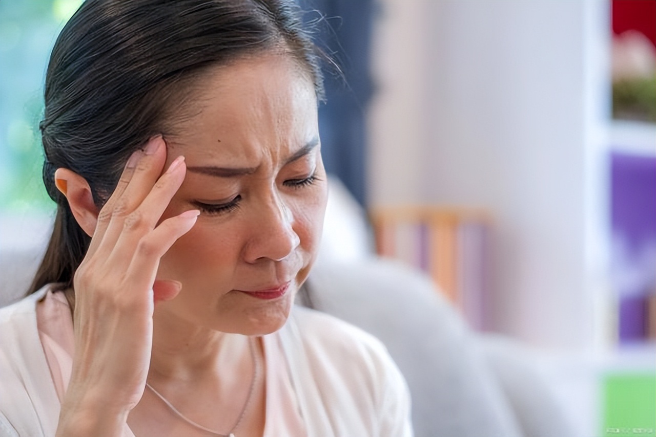 大姨妈量少发黑四天就没了,第一天来大姨妈量少发黑怎么回事