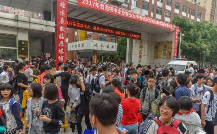 中考试卷简单弊端凸显，长沙2022中考总分720分，考600分无缘普高