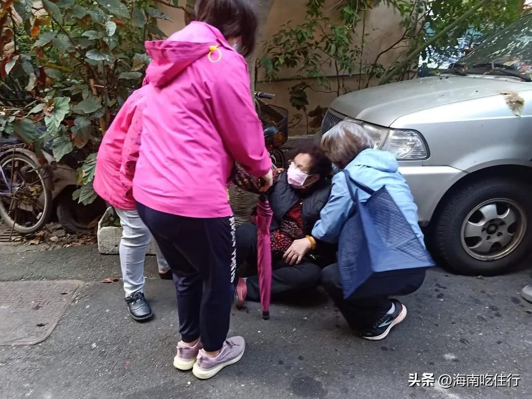 岛内民众排队买鸡蛋,排队买鸡蛋老人