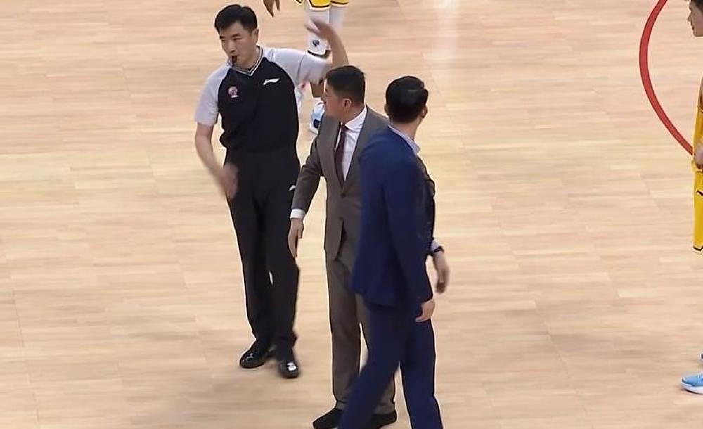 客场5打8，如何看待CBA主场哨？