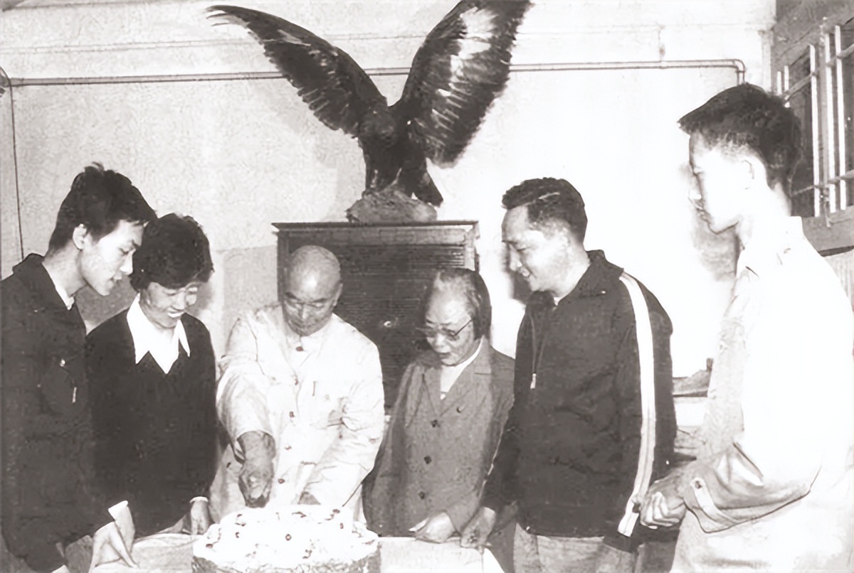 八路军6个师长唯独他没有成为元帅，晚年担任副主席，儿子是将军