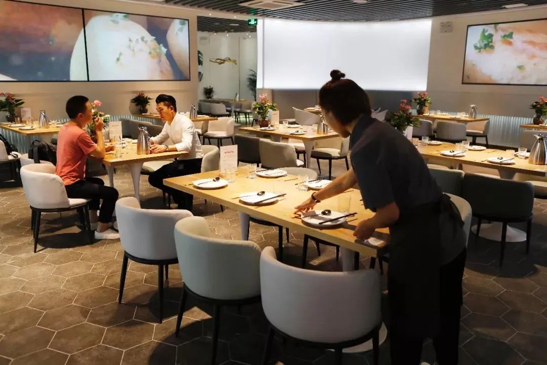 靠一张烤饼年赚近亿！这个特色小吃品牌，凭啥在国人心中封神？