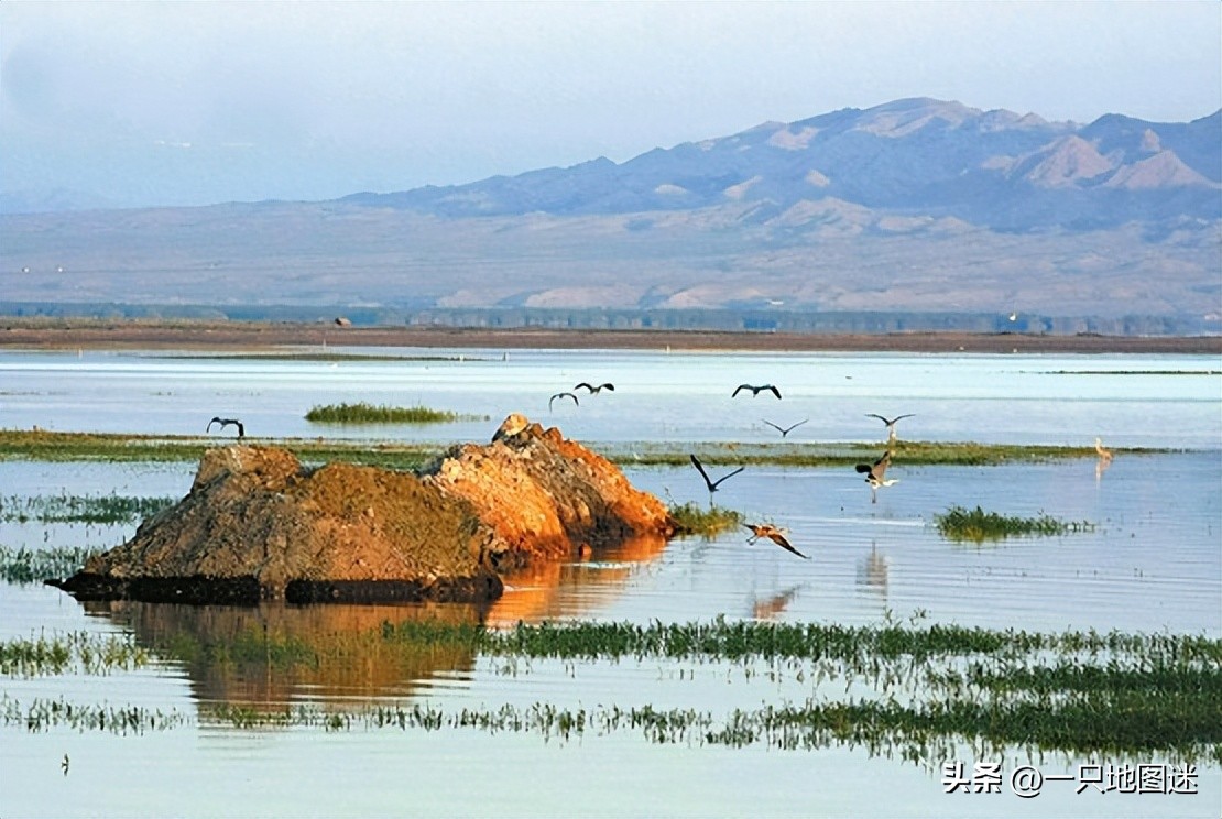 中国唯一一个被沙漠环绕的县城,我国西北方有个小城市