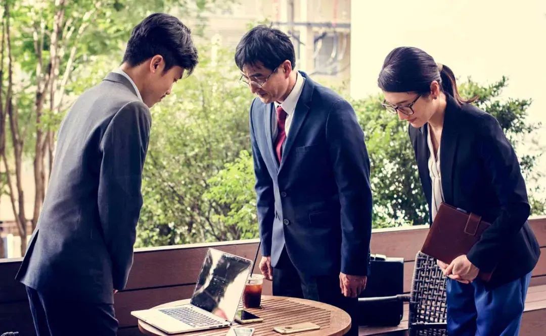 日本人为什么老鞠躬,为什么日本人坐着也鞠躬