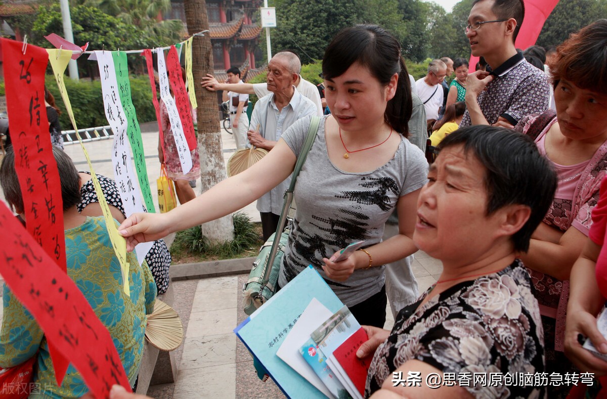 四柱短又短,两耳像蒲扇,鼻子哼哼响,尾巴打个圈(打一动物)