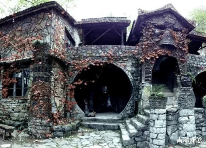 贵州80岁老人隐居深山打造古城,贵州一老人隐居在古堡30年
