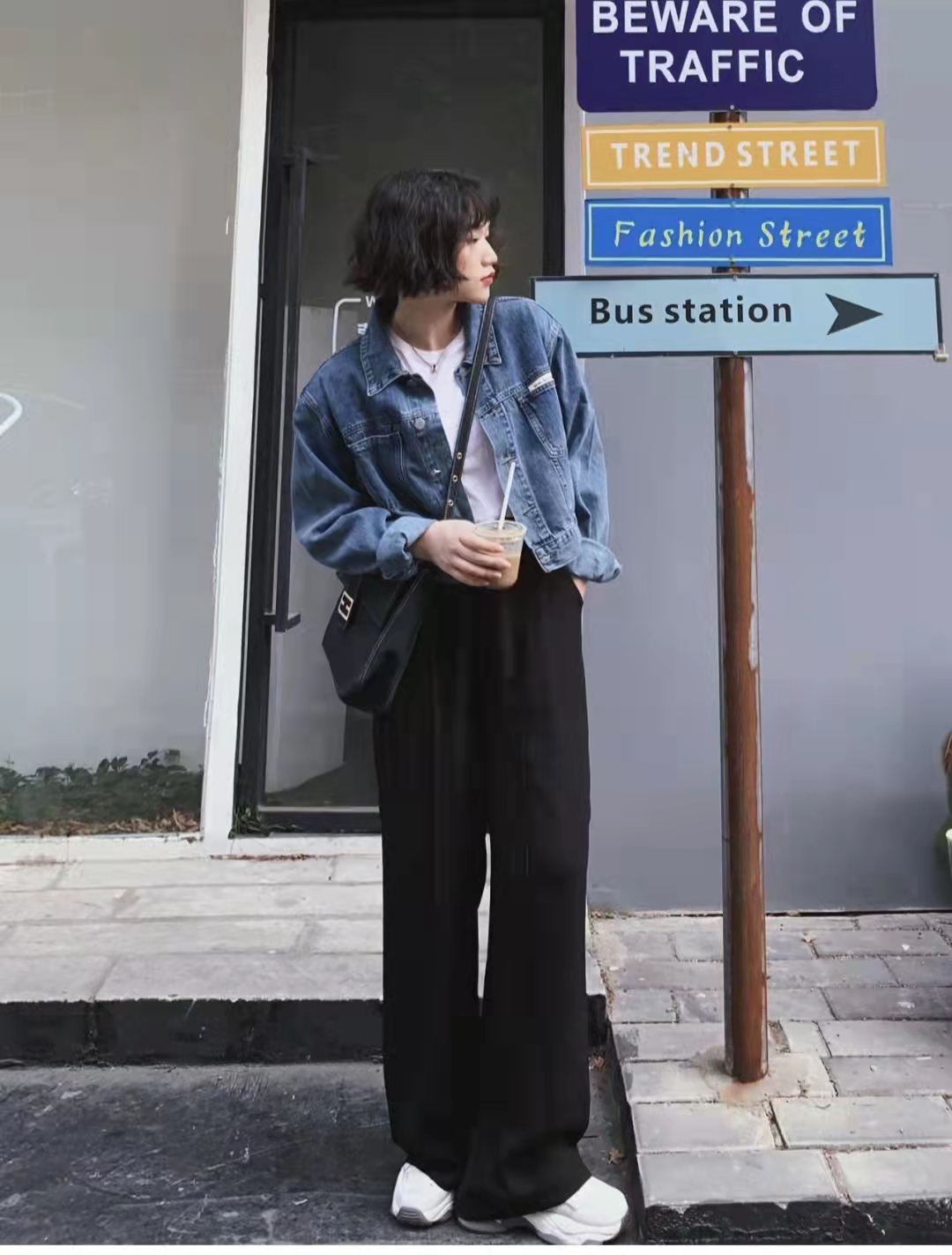 牛仔西装款外套搭配什么裤子好看,黑色牛仔外套怎么搭