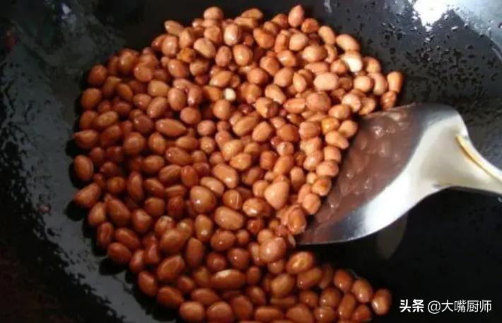 炒花生米不放油怎么又酥又脆,怎么干炒花生米不放油也不糊