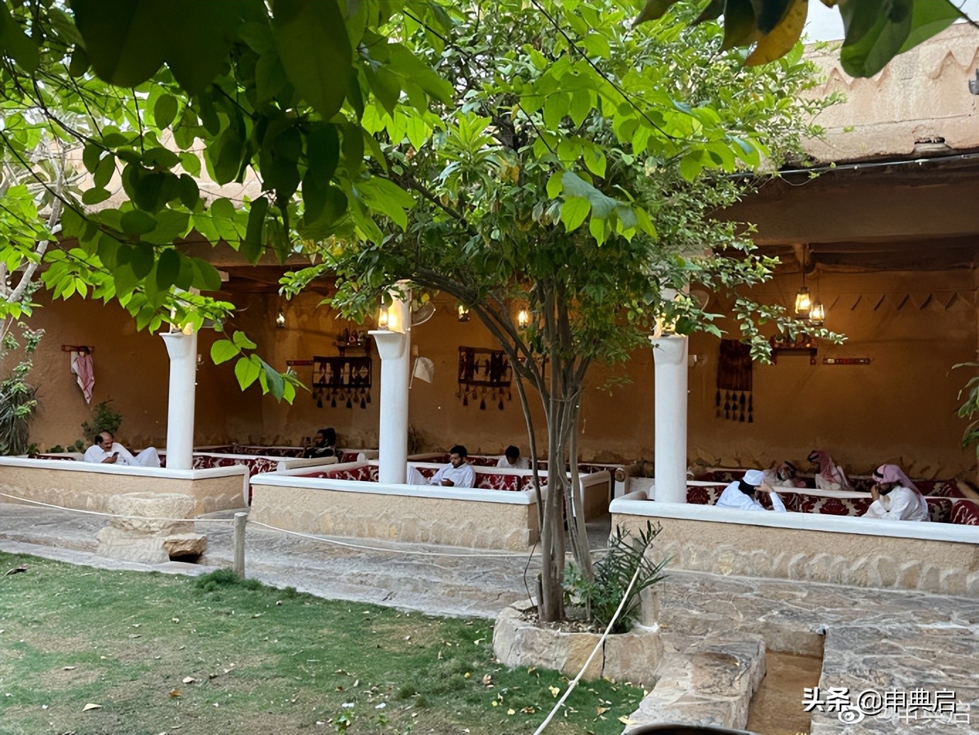 在沙特的精英白人汤姆斯，讲究到回家换三套衣服，入乡随俗也封斋