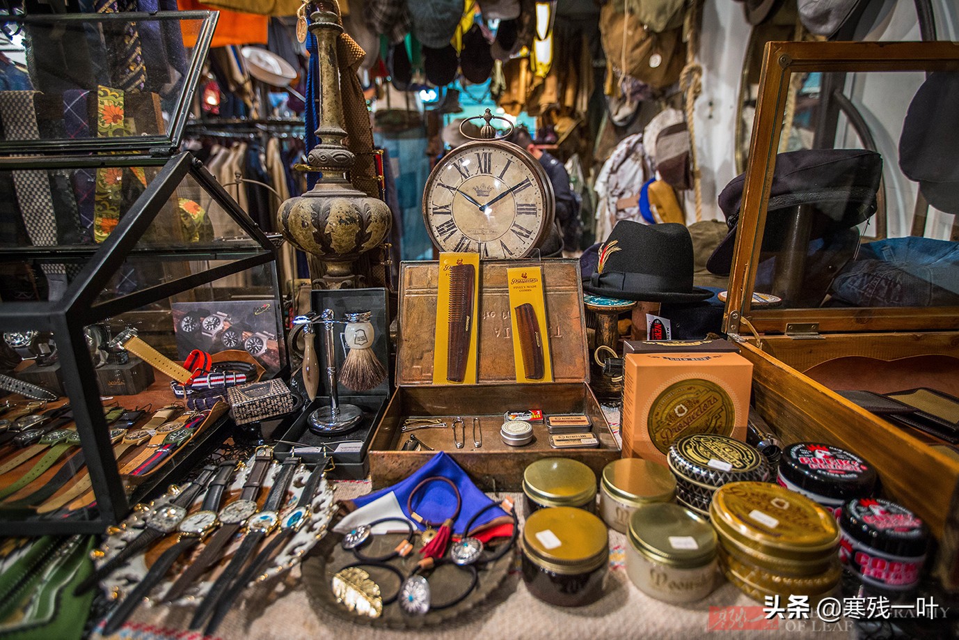 在香港，用上百年旧布料做的衣服，像垃圾堆捡的却卖着3000元高价