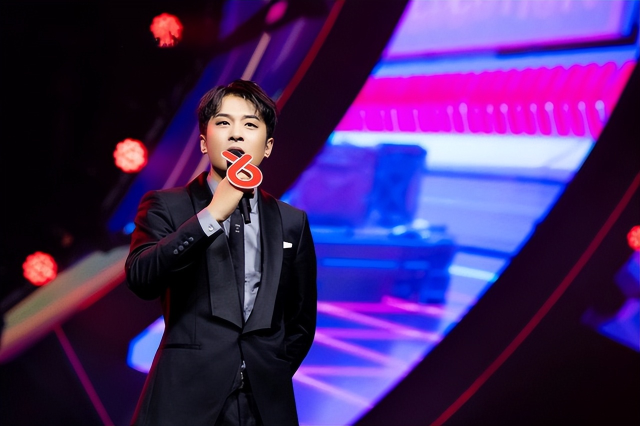 辛有志助力“中国智造”发展，“08-22足球场”在国家速滑馆举行