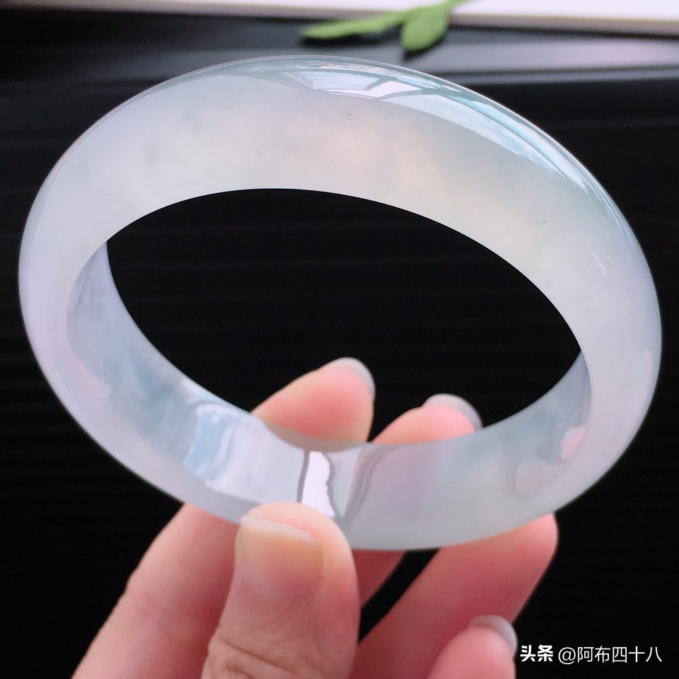 翡翠冰淡春彩,天然翡翠冰种飘绿如意