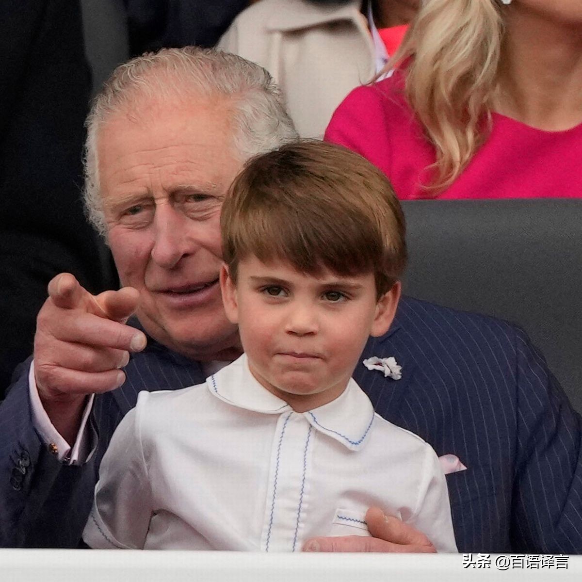 路易又抢女王风头！出席活动时要查尔斯抱，吻妈妈，站凳上吃零食