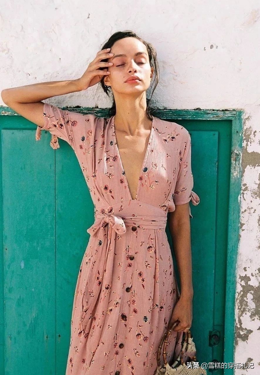 今年流行的八款小碎花裙特减龄,哪一种碎花裙上身减龄还遮肉