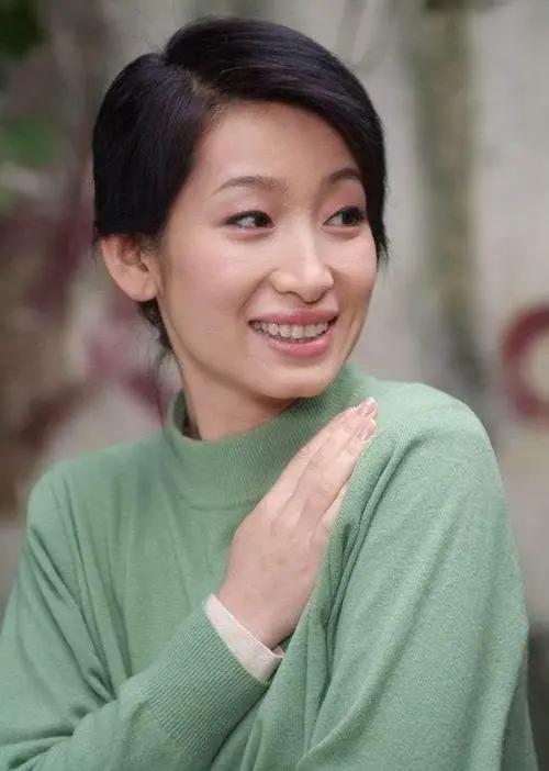 有美人尖下巴的明星,下巴不尖但很平的明星