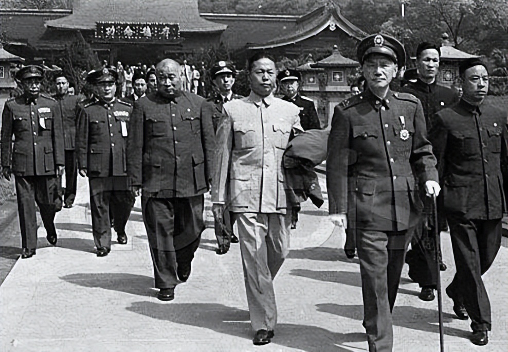 蒋介石一生中唯一一次到延安，看了毛*东泽**的窑洞，大呼后悔