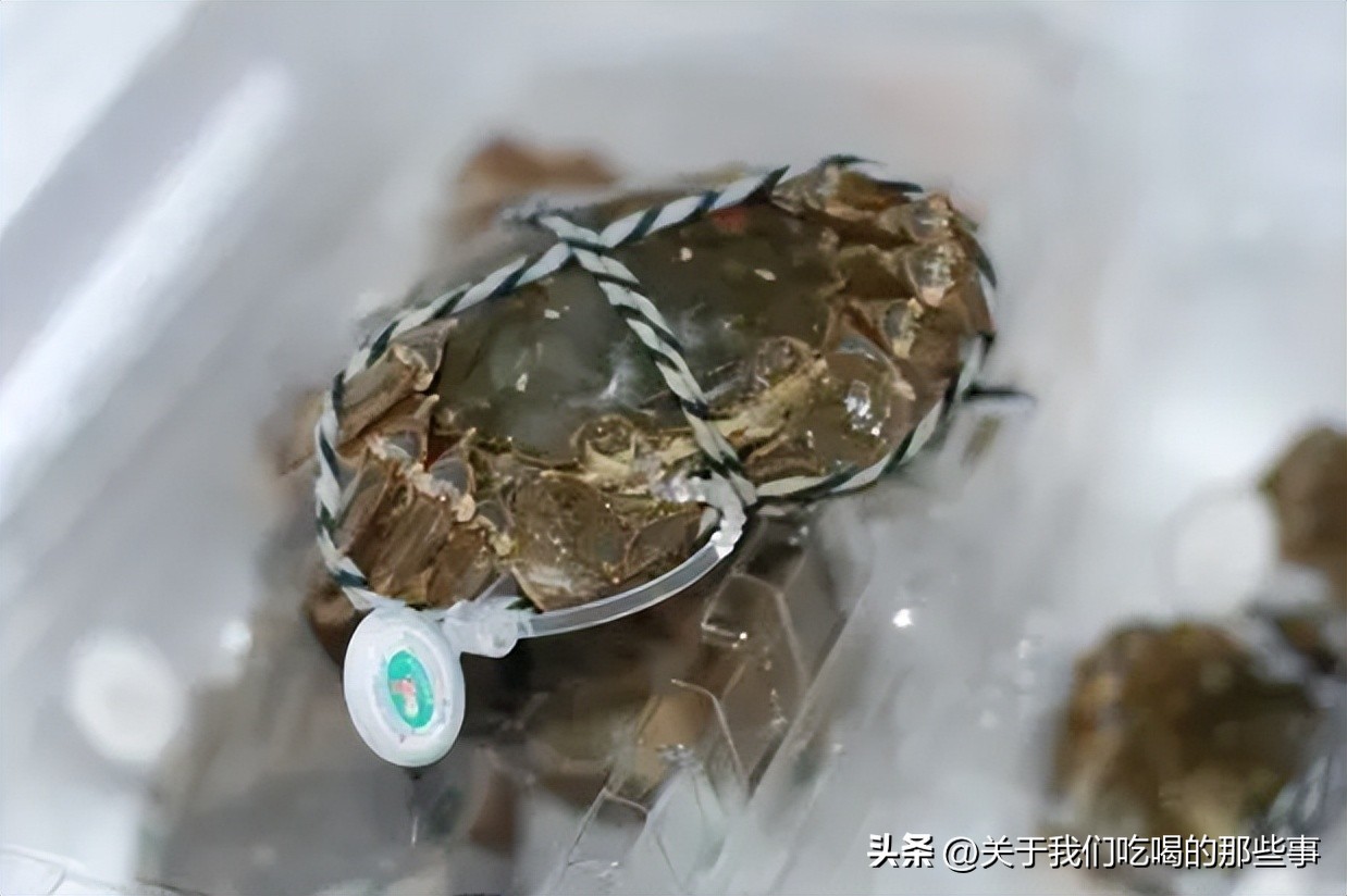 保存螃蟹放水盆里,煮熟的螃蟹放冰箱保鲜可以放几天