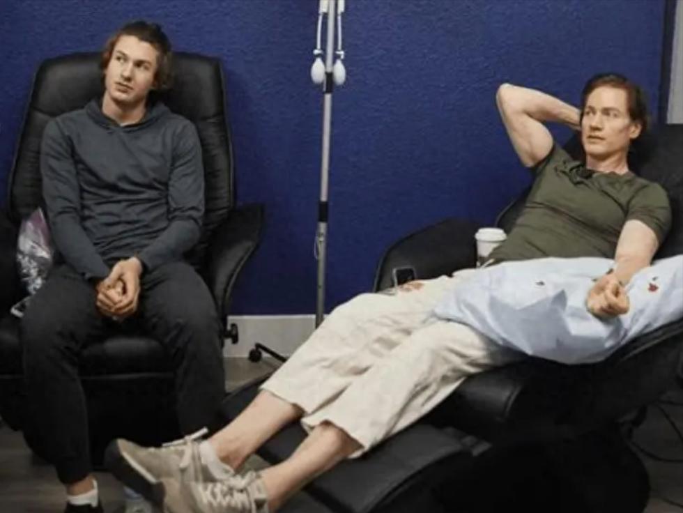 45岁亿万富翁与儿子换血,45岁亿万富豪重回18岁