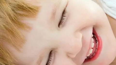 老人捡弃婴考上清华父母认亲,女子捡到弃婴7年父母找到