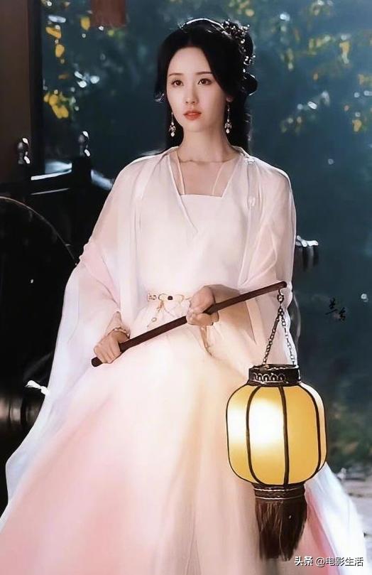 长月烬明中陈都灵演的三个角色,长月烬明陈都灵和孙珍妮同框