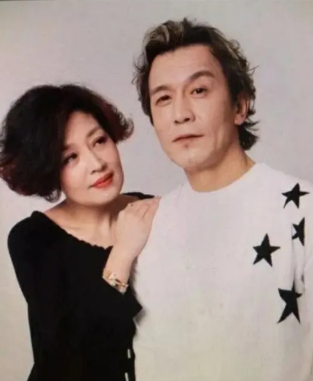 李咏妻子哈文家庭背景显赫,李咏去世后他的妻子哈文怎么样了