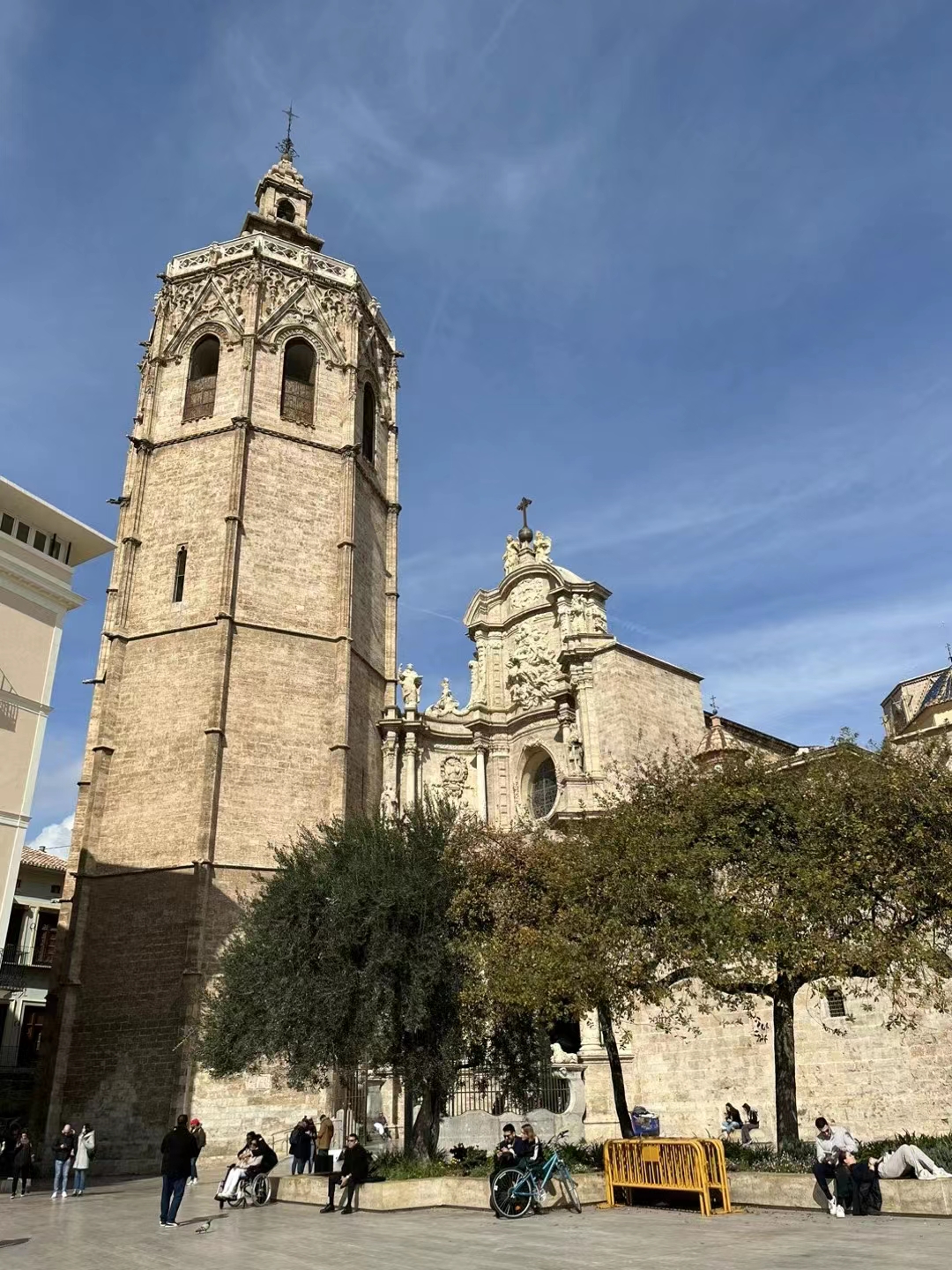 彩色旅图·西欧纪行｜瓦伦西亚的情人节，小贩在饭店外面卖鲜花