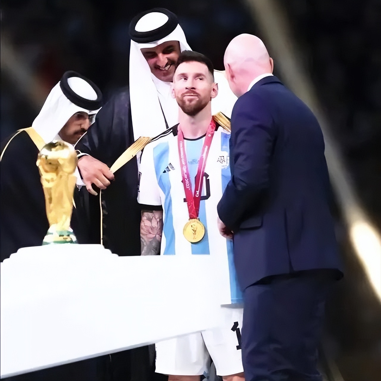 梅西夺冠穿的黑袍是什么意思,梅西世界杯冠军黑袍是什么