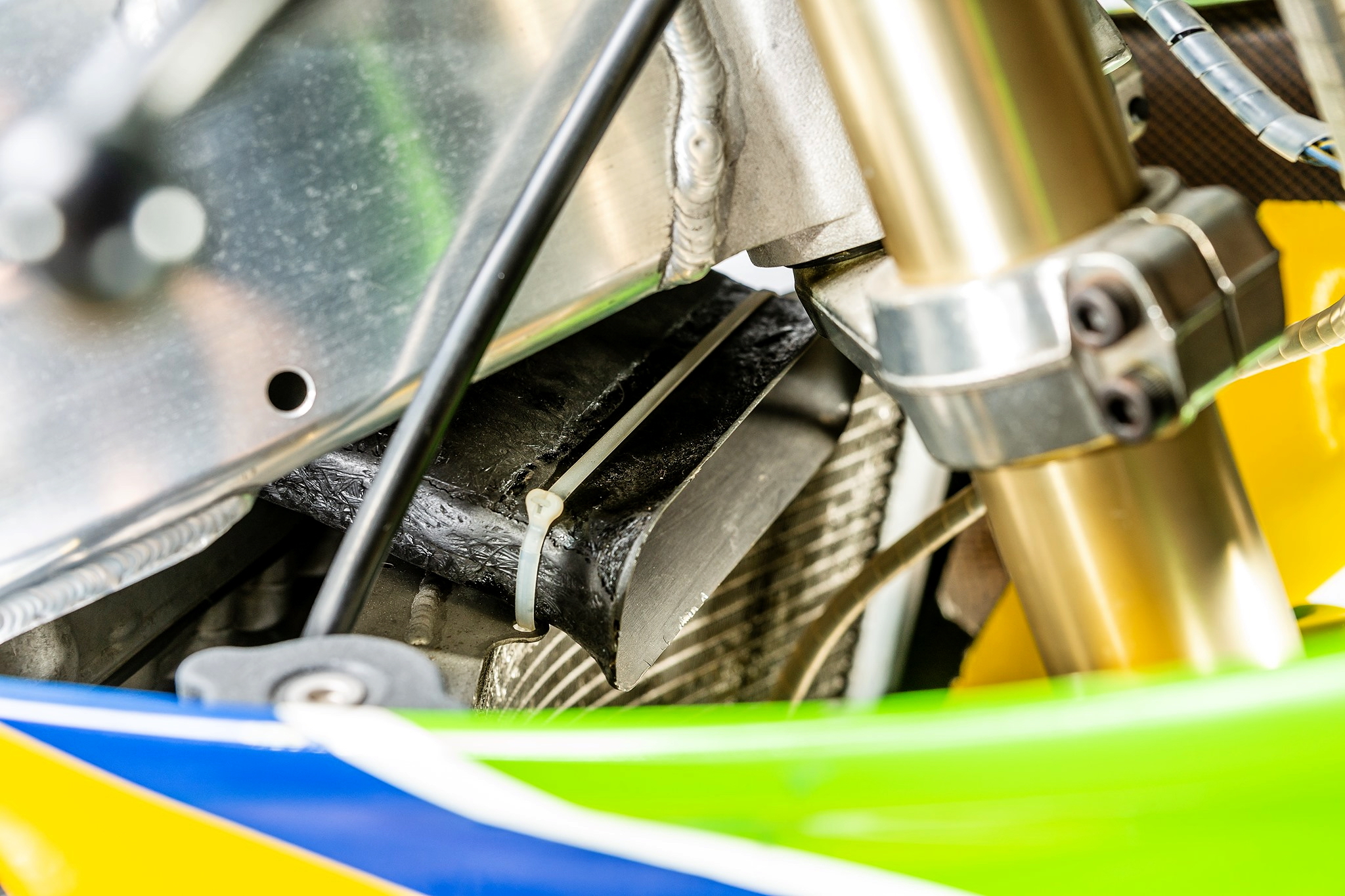 老照片:TT-F3赛车规格的KawasakiZXR-4