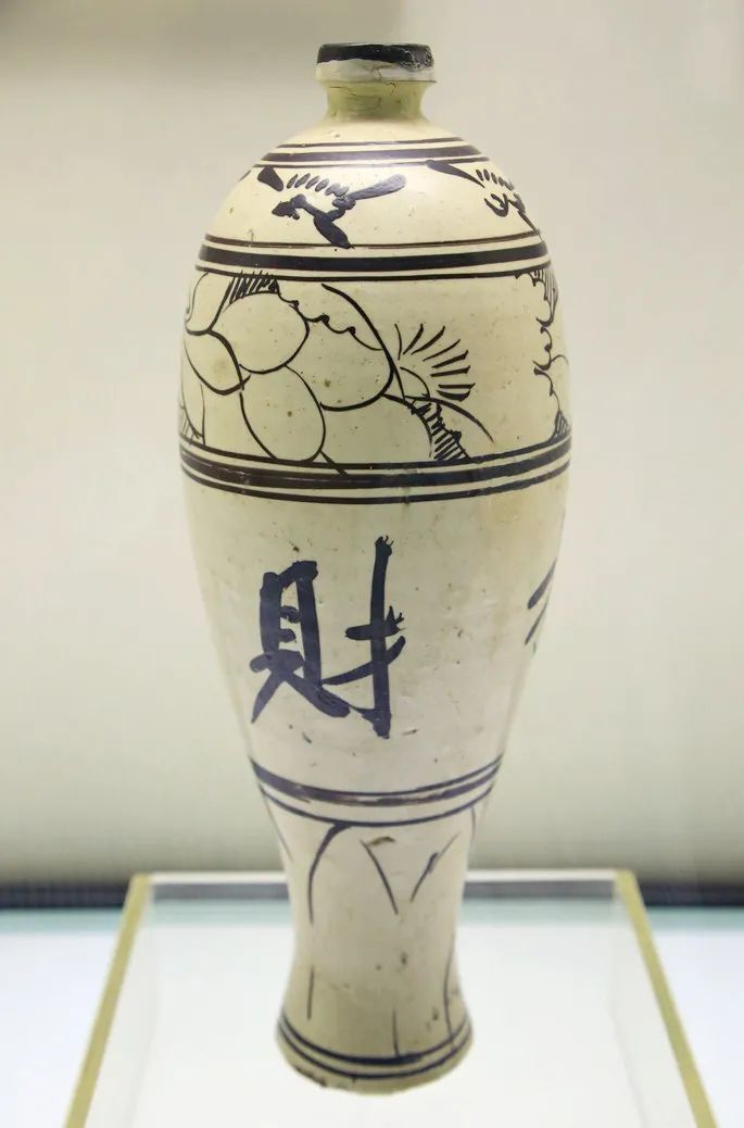 催旺财运-金元磁州窑白地黑彩绘“招财利市”纹梅瓶图像研析