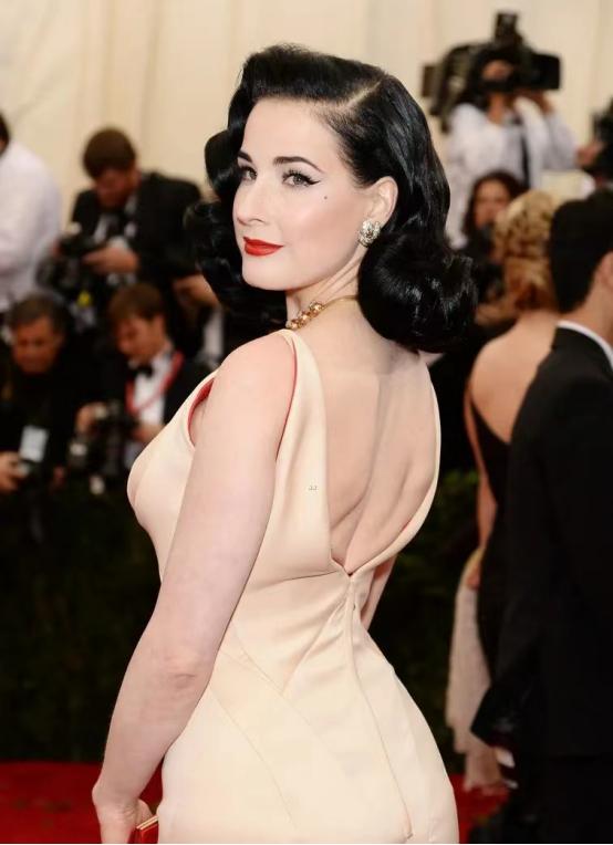 涓栫晫绗竴鑸炲绌跨传鑹茬殑瑁欏瓙,涓栫晫绗竴鑸炲鎯婅壋琛ㄦ紨