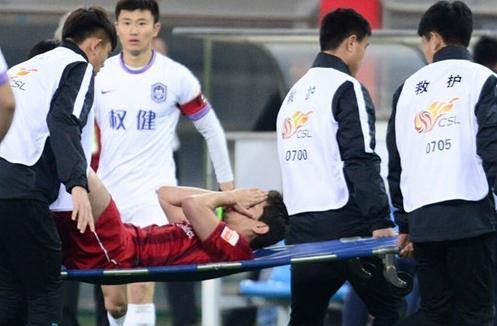 四川一高校足球赛上演全武行，鞋钉伤人满脸是血，官方通报来了