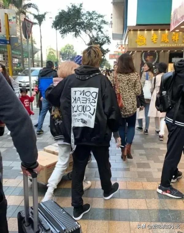 “小龙女”生活拮据,兑换港币还讲价,为省钱和妻子同抽一根香烟