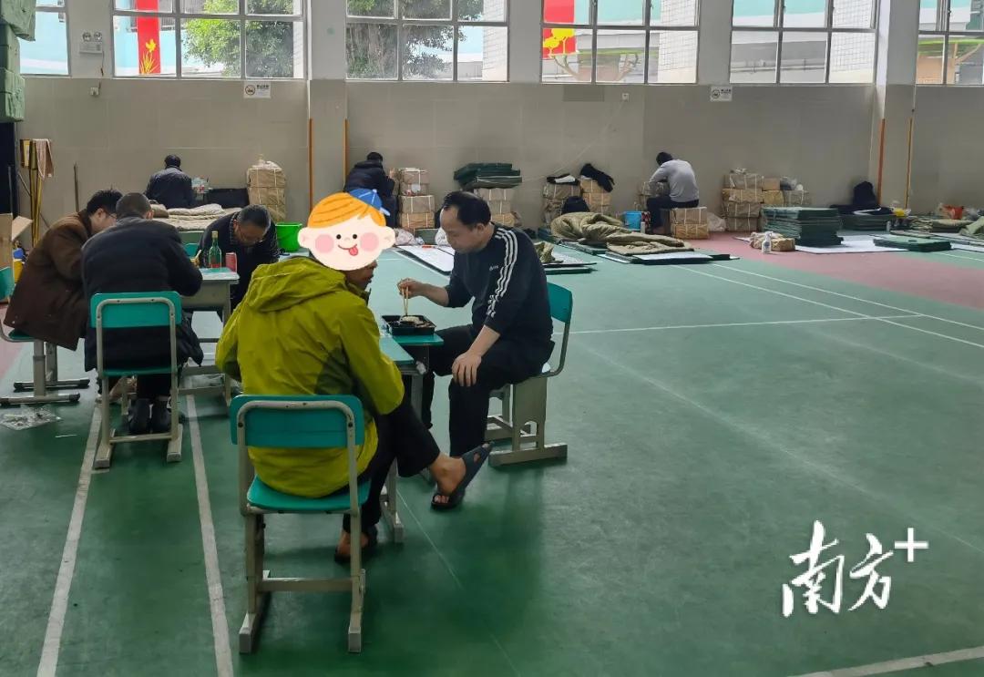 滞留在罗湖草埔小学的12个“过路人”