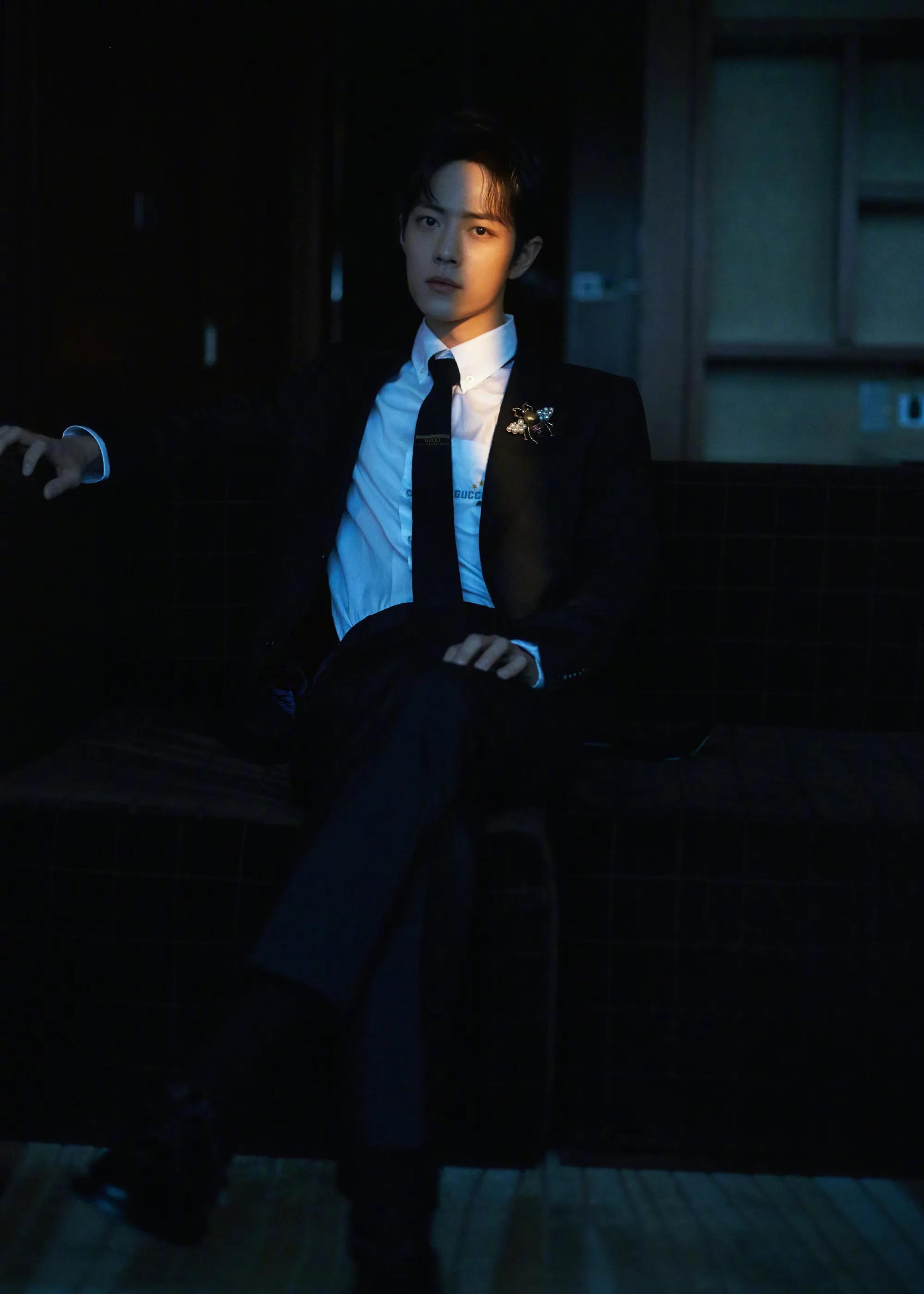 肖战近期活动造型,肖战微博之夜两套造型