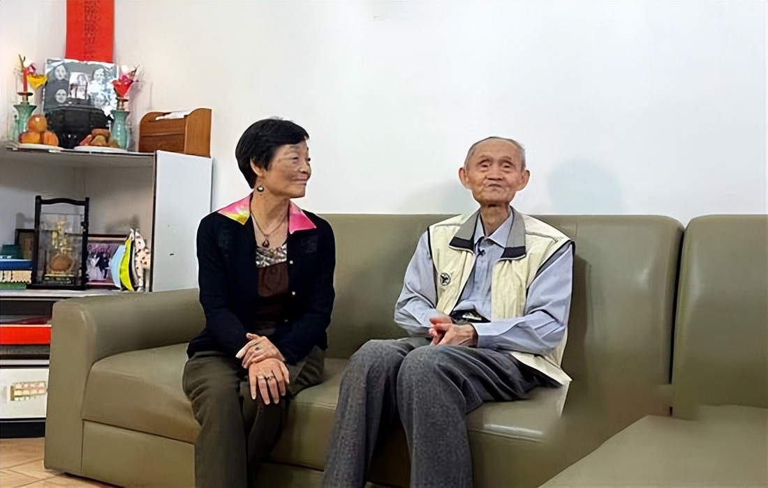 92年香港机场检测仪突然报警，安保拦住台湾律师，搜包后当即报警