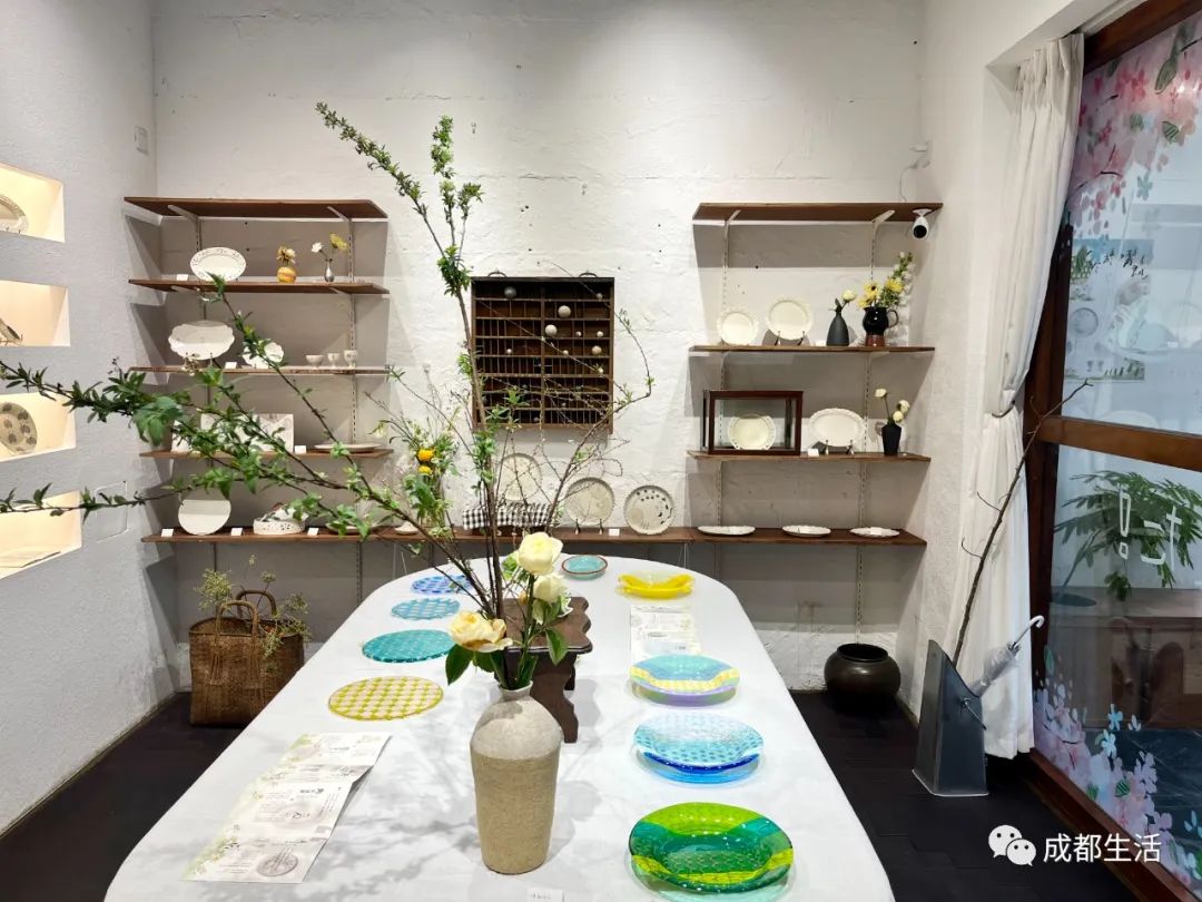 12条时髦老街，长满晒太阳的成都人