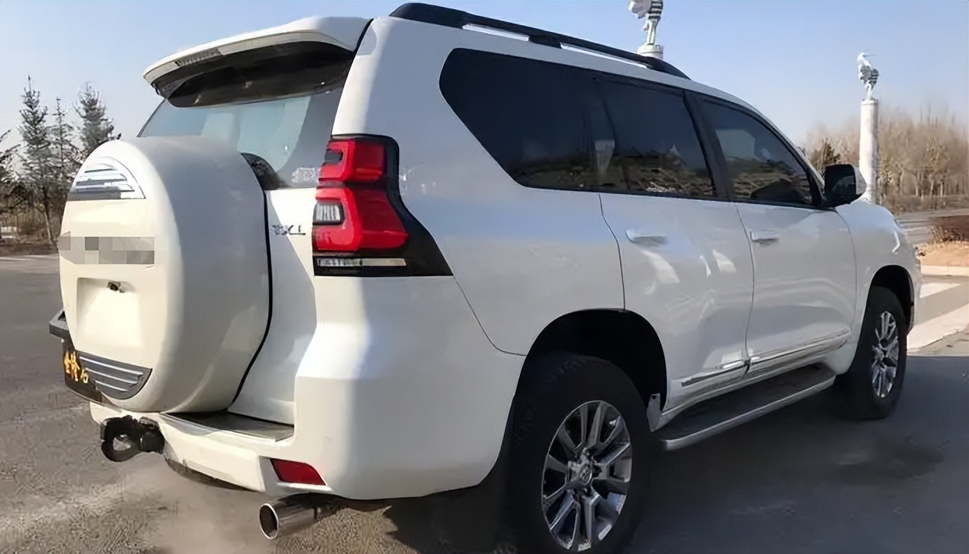 车爆胎怎么更换备胎,汽车前轮爆胎怎么更换备胎