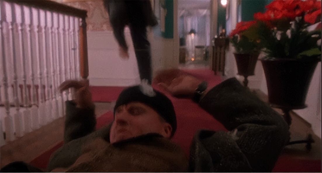 “小麦”智斗两个偷贼，笑点不断，暗示权力转移激发家庭成员潜力