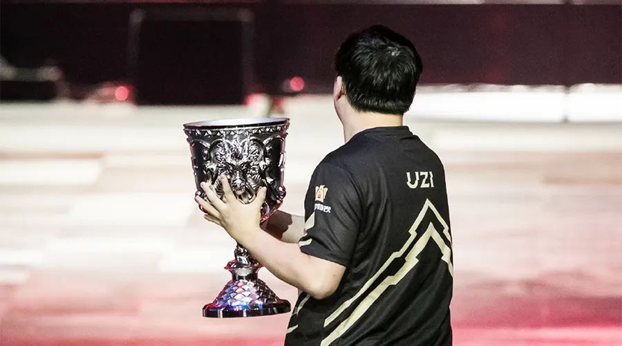 带着那破碎的梦，中国电竞的“神”回来了