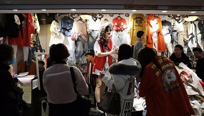 台湾媒体报道安踏官宣签约欧文,安踏官宣签约欧文李宁