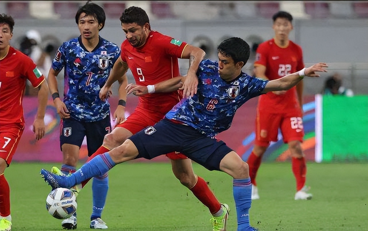 要脸吗？2名国脚回防得比裁判都慢，其中1人还刚替换上场，真气愤