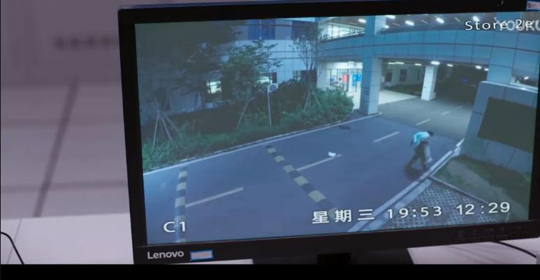 女子被竹签刺穿,女子被竹签捅死警方根据电脑破案