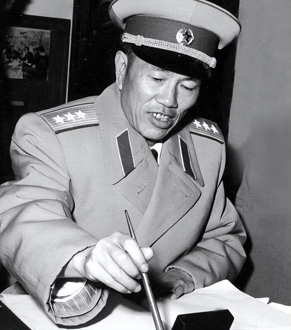 邓华缴获5箱白金龙香烟，仅分毛*东泽**1支，主席笑言：真是财不露白