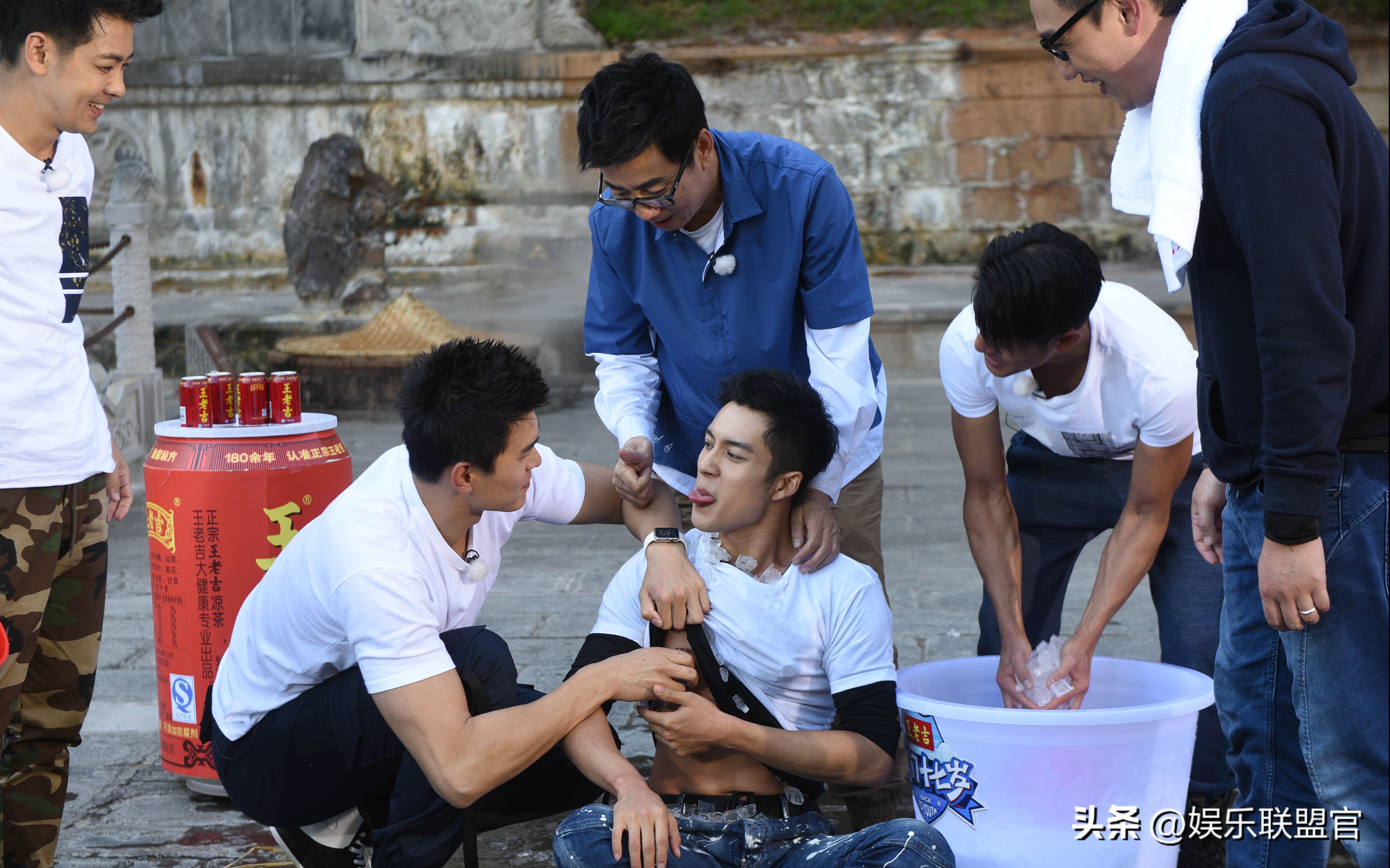 撩汉、乱认爸、男男接吻，这6位明星是没分寸感，还是“耍流氓”