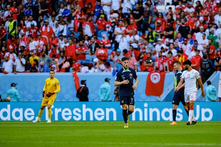 裁判员立功了！世界杯最大争议进球产生，主裁绊倒防守球员成转折