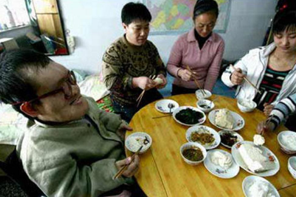 男孩得了怪病头部巨大,男孩得了怪病只有半个头