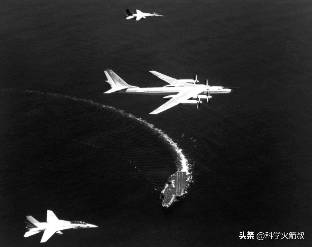 f14雄猫战斗机从头上飞过,f14雄猫战斗机干掉f22