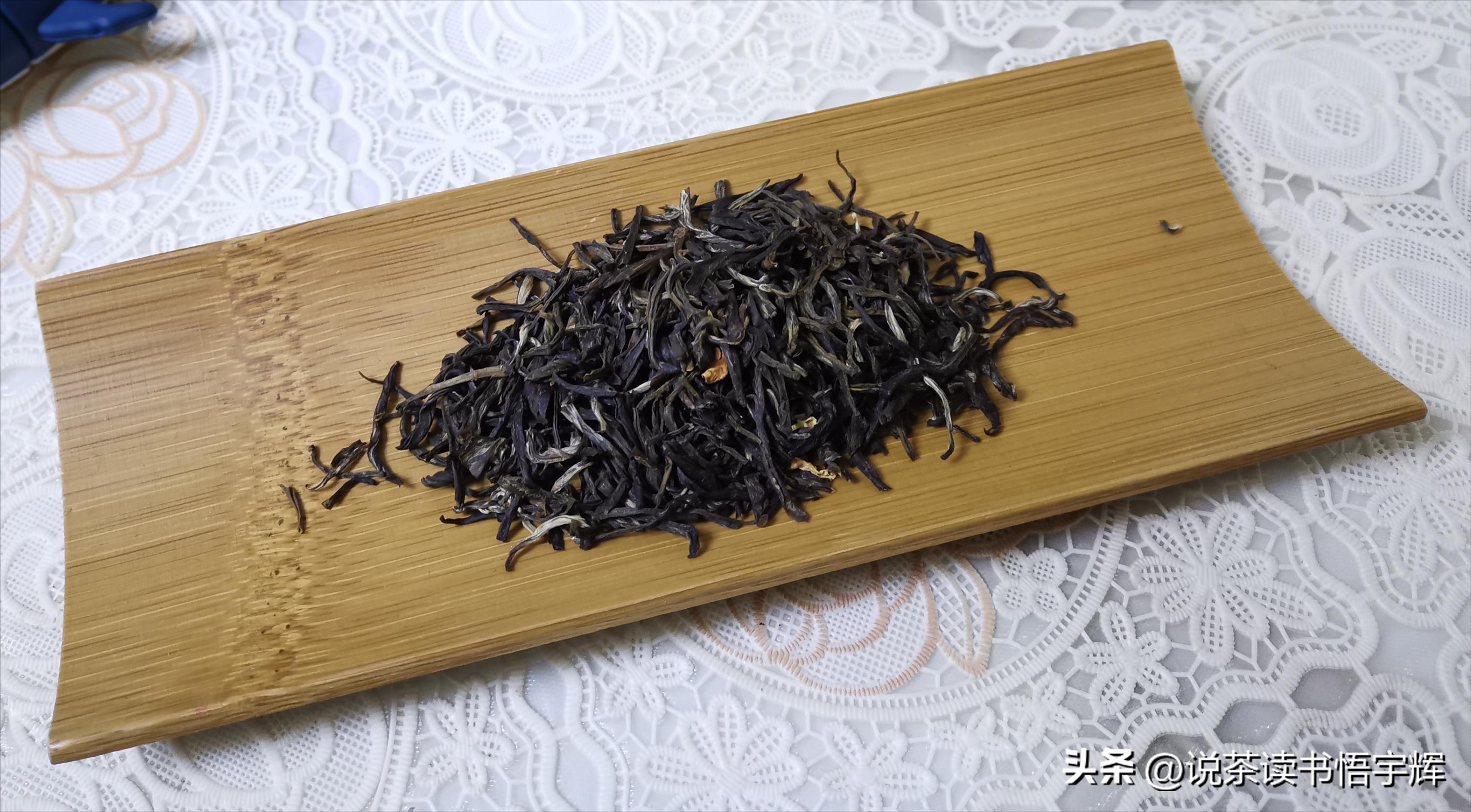 老北京人拿玻璃杯冲泡茉莉花茶,老北京喝茉莉花茶
