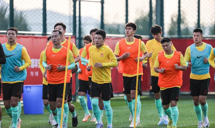 国足颜骏凌精彩扑救,国足颜骏凌武磊